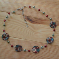 Load image into Gallery viewer, Halskette Perlmutt Muschel Scheiben Blumen Perlen grün rot - chic-net.de
