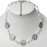 Load image into Gallery viewer, Halskette Perlmutt Scheiben Zebra Perlen Steinsplitter weiß - chic-net.de
