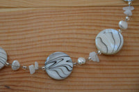 Load image into Gallery viewer, Halskette Perlmutt Scheiben Zebra Perlen Steinsplitter weiß - chic-net.de
