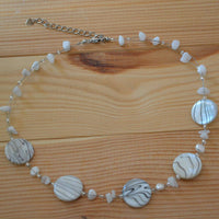 Load image into Gallery viewer, Halskette Perlmutt Scheiben Zebra Perlen Steinsplitter weiß - chic-net.de
