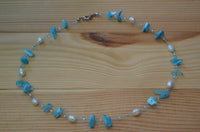 Cargar imagen en el visor de la galería, Halskette Perlmutt Splitter türkis Perlen weiß 42 cm - chic-net.de
