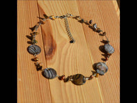 Load image into Gallery viewer, Halskette Perlmutt Zebra Perlen Steinsplitter braun Tigerauge - chic-net.de
