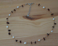 Cargar imagen en el visor de la galería, Halskette Steinsplitter Perlen rubin rot weiß 42-48 cm - chic-net.de
