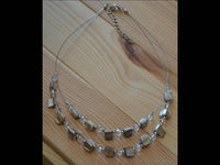 Load image into Gallery viewer, Halskette zweilagig beige Glasperlen Perlmutt Splitter - chic-net.de
