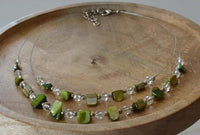 Load image into Gallery viewer, Halskette zweilagig grün Glasperlen Perlmutt Splitter - chic-net.de
