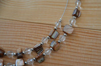 Load image into Gallery viewer, Halskette zweilagig Perlen gold braun Glas Perlmutt Splitter - chic-net.de
