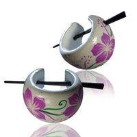 Cargar imagen en el visor de la galería, Hawaii Blume lila Holzcreolen weiß grün Pin-Ohrringe Pin-Creolen Holz Horn Pin handbemalt 16 mm - chic-net.de
