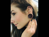 Load image into Gallery viewer, Herz Blumen Muster Lasergravur Sawoholz Tribal Plug - chic-net.de
