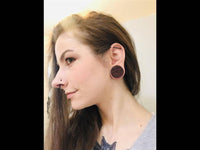 Load image into Gallery viewer, Herz Blumen Muster Lasergravur Sawoholz Tribal Plug - chic-net.de
