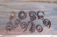 Cargar imagen en el visor de la galería, Holz dunkelbraun Lobe Piercing Bogen Hook Zacken - chic-net.de
