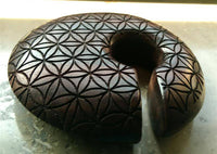 Cargar imagen en el visor de la galería, Holz dunkelbraun Piercing Hoop Creole Blume des Lebens - chic-net.de
