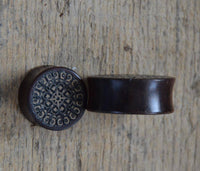 Cargar imagen en el visor de la galería, Holz Flesh Plug Tamarinde Holz Krokodilholz Kreuz Ranken - chic-net.de
