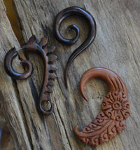 Load image into Gallery viewer, Holz Hook Ohr Piercing braun Feder Blume 6mm - chic-net.de
