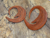 Load image into Gallery viewer, Holz Hook Ohr Piercing Sawoholz rotbraun Federn 4mm 6mm - chic-net.de
