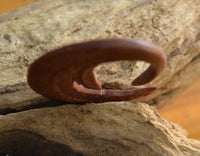 Load image into Gallery viewer, Holz Hook Ohr Piercing Sawoholz rotbraun Federn 4mm 6mm - chic-net.de
