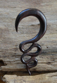 Cargar imagen en el visor de la galería, Holz Lobe Piercing Dehner dunkelbraun gewunden - chic-net.de
