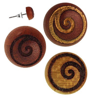 Cargar imagen en el visor de la galería, Holz Ohrstecker Spirale Kreis Sterlingsilber 925er rund 8 mm Lasergravur golden - chic-net.de
