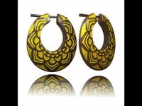 Cargar imagen en el visor de la galería, Holz Pin Creolen oval 38mm dunkel braun Horn-Pin Ohrringe gold Muster Handarbeit - chic-net.de
