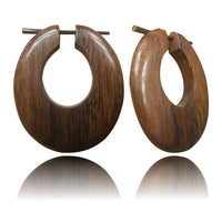 Cargar imagen en el visor de la galería, Holz Pin Creolen oval 38mm dunkel braun Horn-Pin Ohrringe gold Muster Handarbeit - chic-net.de
