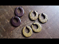 Cargar imagen en el visor de la galería, Holz Pin Creolen oval 38mm dunkel braun Horn-Pin Ohrringe gold Muster Handarbeit - chic-net.de
