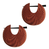 Cargar imagen en el visor de la galería, Holz Pin Creolen Sawoholz Horn-Pin 23 mm rund dunkle Gravur Motiv unisex - chic-net.de
