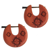 Cargar imagen en el visor de la galería, Holz Pin Creolen Sawoholz Horn-Pin 23 mm rund dunkle Gravur Motiv unisex - chic-net.de
