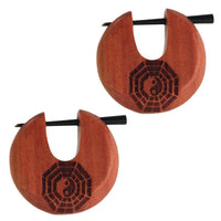 Cargar imagen en el visor de la galería, Holz Pin Creolen Sawoholz Horn-Pin 23 mm rund dunkle Gravur Motiv unisex - chic-net.de
