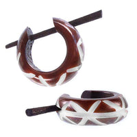 Cargar imagen en el visor de la galería, Holz Pin-Ohrringe 14 mm braun X Linie weiß Creolen Pin handgeschnitzt - chic-net.de
