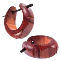 Cargar imagen en el visor de la galería, Holz Pin-Ohrringe 14 mm Ellipsen flach Kerben braun Creolen Pin handgeschnitzt - chic-net.de
