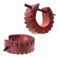 Cargar imagen en el visor de la galería, Holz Pin-Ohrringe 14 mm Zacken Rand Kerben braun Creolen Pin handgeschnitzt - chic-net.de
