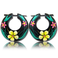 Cargar imagen en el visor de la galería, Holz Pin Ohrringe 39 mm breit Blumen türkis gelb rosa Creolen Horn schwarz handgeschnitzt handbemalt - chic-net.de
