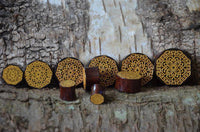 Load image into Gallery viewer, Holz Plug Blumen Wabe gold double flared - chic-net.de
