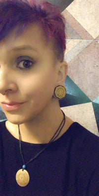 Load image into Gallery viewer, Holz Plug Blumen Wabe gold double flared - chic-net.de
