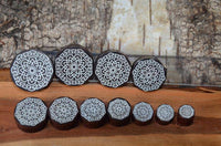 Load image into Gallery viewer, Holz Plug Blumen Wabe silber double flared - chic-net.de
