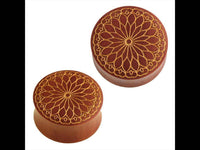 Cargar imagen en el visor de la galería, Holz Plug Blütenblatt Mandala Blume Sawoholz rotbraun golden Gravur - chic-net.de
