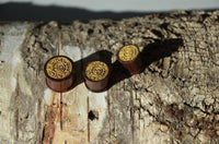 Cargar imagen en el visor de la galería, Holz Plug dunkelbraun Maya Maske gold Lasergravur - chic-net.de
