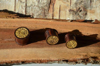 Cargar imagen en el visor de la galería, Holz Plug dunkelbraun Maya Maske gold Lasergravur - chic-net.de

