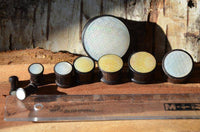 Cargar imagen en el visor de la galería, Holz Plug Perlmutt Inlay Gravur Blume des Lebens ribbed - chic-net.de
