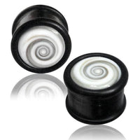 Cargar imagen en el visor de la galería, Holz Plug Shivaauge schwarz weiß Muschel Tunnel Organic Ohrschmuck Ohrstecker Ohrringe - chic-net.de
