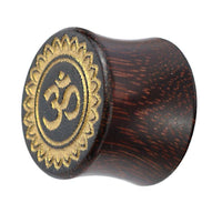 Load image into Gallery viewer, Holz Plug Tamarind Wood Blume Om gold bemalt Lasergravur handgeschnitzt Tribal Tunnel Organic - chic-net.de
