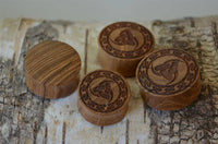 Load image into Gallery viewer, Holz Teakholz Plug Odins Horn Knotenrand double flared - chic-net.de
