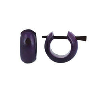 Cargar imagen en el visor de la galería, Holzcreolen, lilafarbene Holzcreolen, handgeschnitzt aus gefärbtem Holz, 7mm breit, Pin-Ohrringe - chic-net.de
