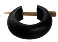 Load image into Gallery viewer, Holzcreolen Pin Creolen handgeschnitzt aus schwarzem Sonoholz, 15mm, Pin-Ohrringe - chic-net.de
