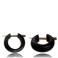 Load image into Gallery viewer, Holzcreolen Pin Creolen handgeschnitzt aus schwarzem Sonoholz, 15mm, Pin-Ohrringe - chic-net.de

