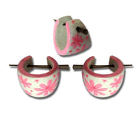 Cargar imagen en el visor de la galería, Holzcreolen rosa weiß Pin-Ohrringe Pin-Creolen Blumen Holz Horn Pin handbemalt 16 mm - chic-net.de
