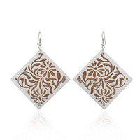 Cargar imagen en el visor de la galería, Holzohrringe Raute 7 cm Blumen Ranken Tribal Ohrringe Holz bunt Edelstahl Ohrhänger Organic - chic-net.de

