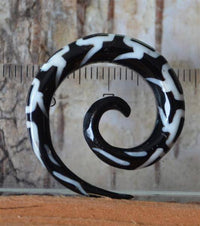 Cargar imagen en el visor de la galería, Horn Piercing Dehnschnecke Centipede Bone Inlay 5mm - chic-net.de
