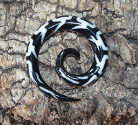 Cargar imagen en el visor de la galería, Horn Piercing Dehnschnecke Centipede Bone Inlay 5mm - chic-net.de
