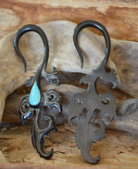 Cargar imagen en el visor de la galería, Horn Piercing Dehnspirale Türkis Inlay Feder Pfau - chic-net.de
