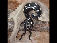 Cargar imagen en el visor de la galería, Horn Piercing Expander schwarz Thai-Spirale Punkte weiß - chic-net.de
